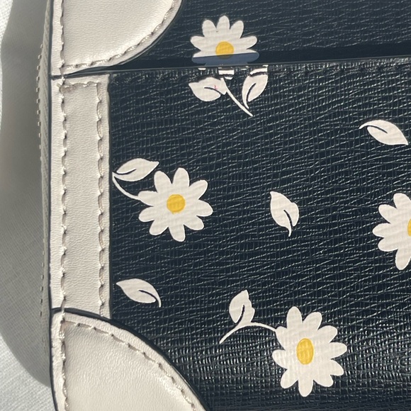 Kate Spade ♠️ traveler bicolor daisy 🌼 printed Wallet - Picture 9 of 15
